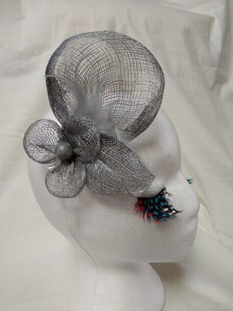 Tocado broche para ceremonia mujer combinado rafia y plumas gris perla