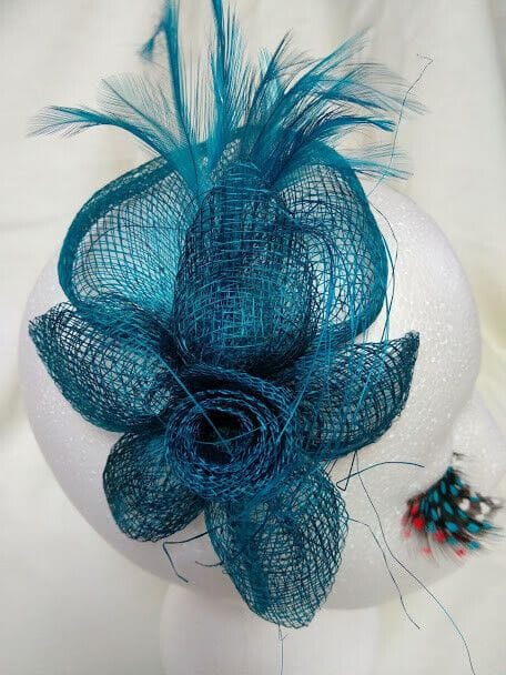 Tocado diadema para ceremonia mujer combinado rafia y plumas color azul turquesa - Imagen 3