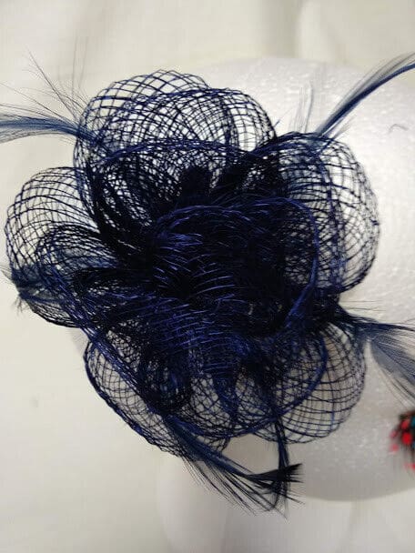 Tocado broche para ceremonia mujer combinado rafia y plumas azul marino - Imagen 3