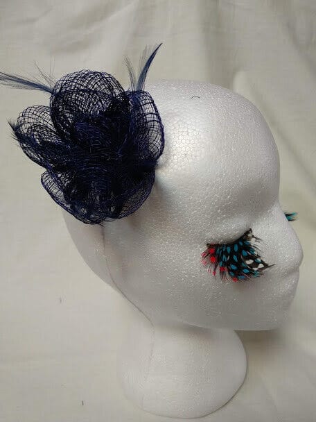 Tocado broche para ceremonia mujer combinado rafia y plumas azul marino