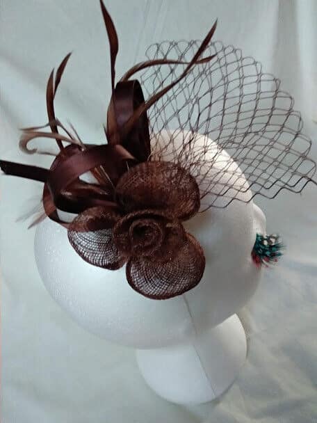 Tocado broche para ceremonia mujer combinado rafia y plumas color marrón - Imagen 3