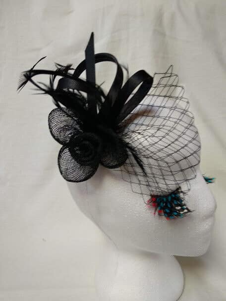 Tocado broche para ceremonia mujer combinado rafia y plumas color negro