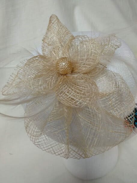 Tocado broche para ceremonia mujer combinado rafia y plumas color paja - Imagen 3