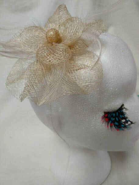 Tocado broche para ceremonia mujer combinado rafia y plumas color paja