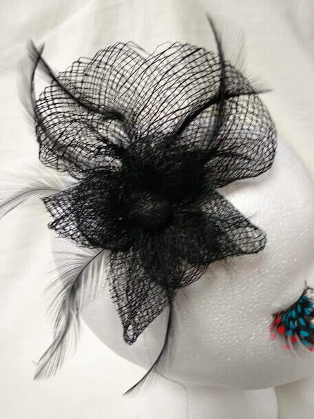 Tocado broche para ceremonia mujer combinado rafia y plumas negro - Imagen 3