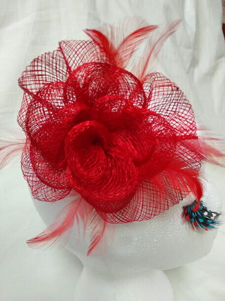 Tocado broche para ceremonia mujer combinado rafia y plumas rojo - Imagen 3