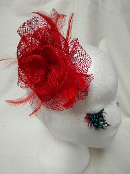 Tocado broche para ceremonia mujer combinado rafia y plumas rojo