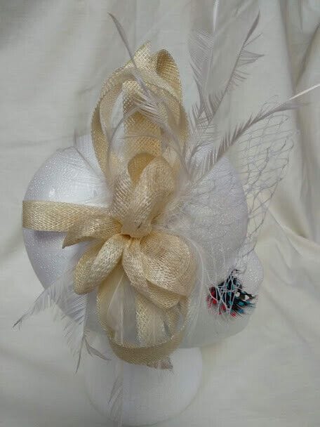 Tocado diadema ceremonia mujer combinado rafia, redecilla y  plumas color paja - Imagen 3