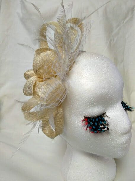 Tocado diadema ceremonia mujer combinado rafia, redecilla y  plumas color paja