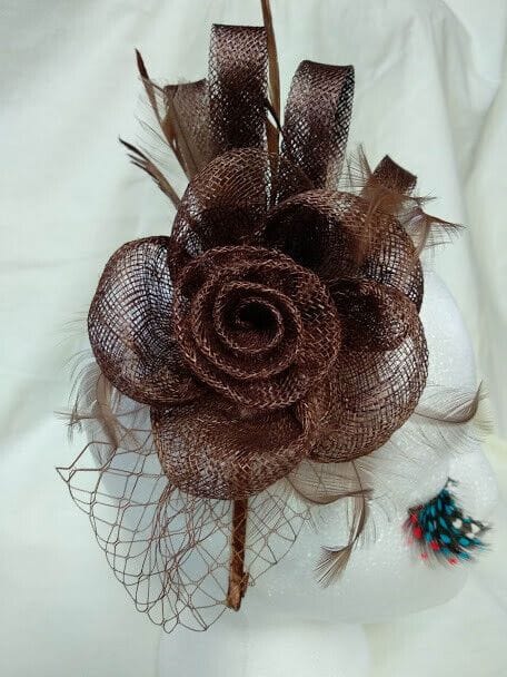 Tocado diadema ceremonia mujer combinado rafia,redecilla y plumas color marrón - Imagen 3