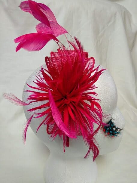 Tocado diadema para ceremonia mujer combinado rafia y plumas color fucsia