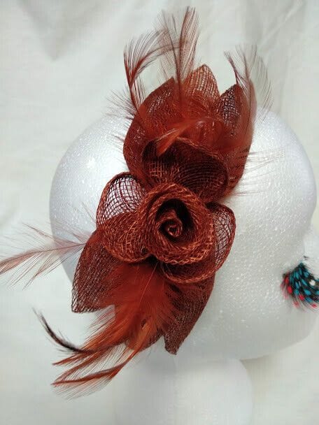 Tocado diadema para ceremonia mujer combinado rafia y plumas color marrón teja - Imagen 3