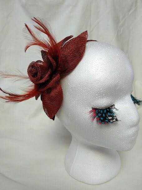 Tocado diadema para ceremonia mujer combinado rafia y plumas color marrón teja