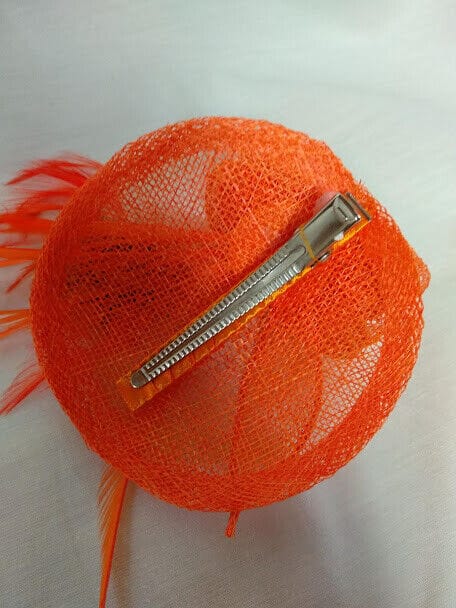 Tocado para ceremonia mujer combinado rafia y plumas color negro - Imagen 3