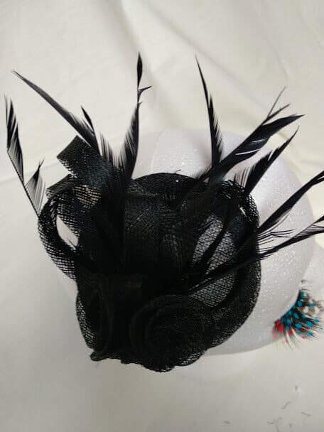 Tocado para ceremonia mujer combinado rafia y plumas color negro