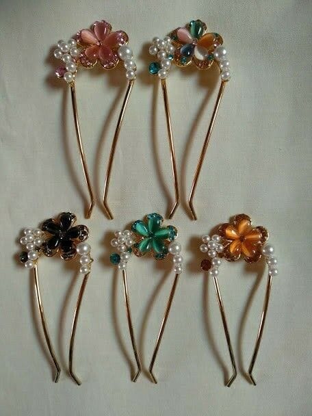 Peineta mujer dorada flor diferentes colores piedras y perlas Nueva.
