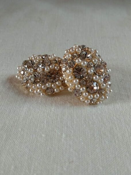 Pendientes bisutería dorados con perlas y símiles blancos cierre de clip(106)