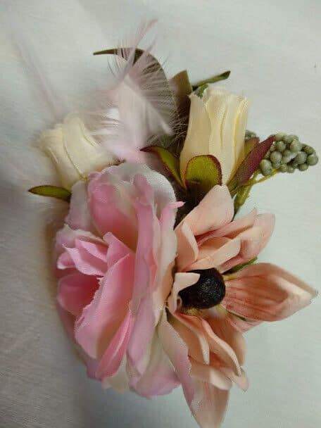 Tocado broche mujer combinado flores tela y plumas tonos rosas y beig Nuevo - Imagen 4