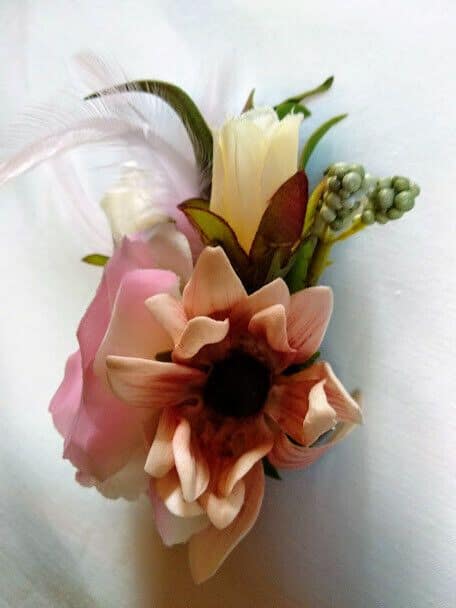 Tocado broche mujer combinado flores tela y plumas tonos rosas y beig Nuevo - Imagen 5