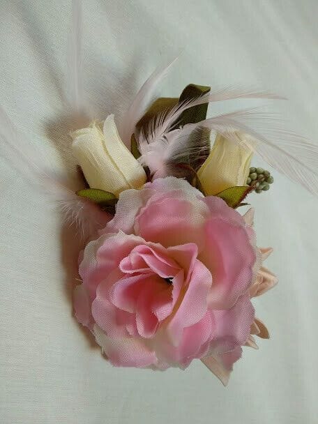 Tocado broche mujer combinado flores tela y plumas tonos rosas y beig Nuevo - Imagen 6