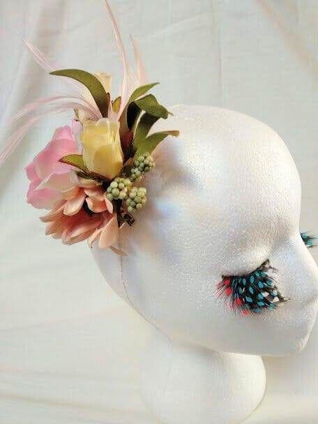 Tocado broche mujer combinado flores tela y plumas tonos rosas y beig Nuevo
