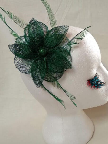 Tocado broche para ceremonia mujer combinado rafia y plumas color verde botella