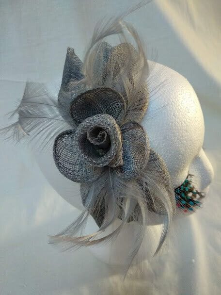 Tocado diadema para ceremonia mujer combinado rafia y plumas color gris perla - Imagen 3