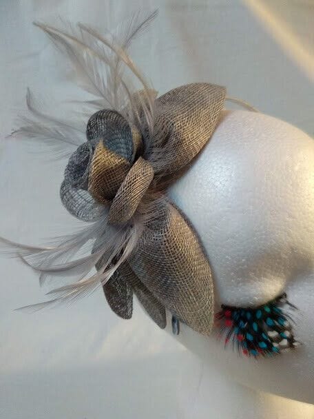 Tocado diadema para ceremonia mujer combinado rafia y plumas color gris perla