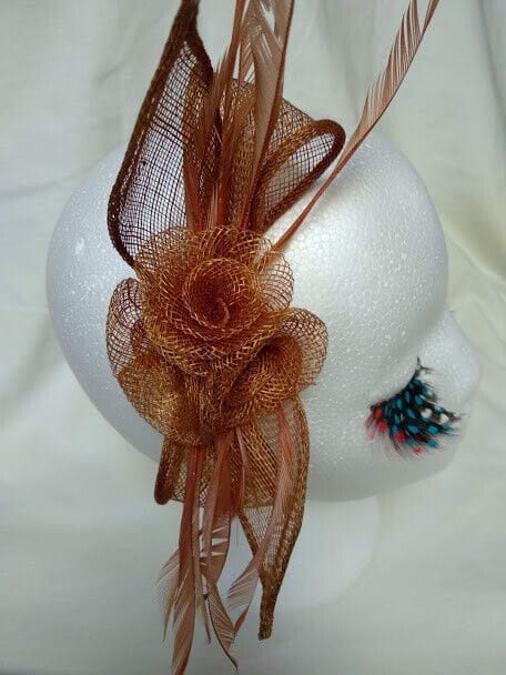 Tocado diadema para ceremonia mujer combinado rafia y plumas color marrón claro - Imagen 3