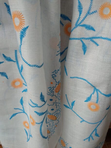 Fular color blanco 100% algodon con estampados en color azul y naranjas(134) - Imagen 3