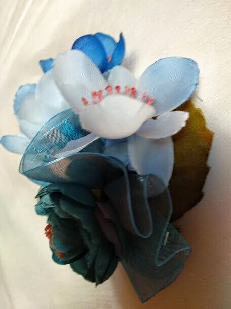 Tocado broche  mujer combinado flores tela tonos azules. - Imagen 5
