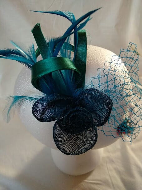 Tocado broche para ceremonia mujer combinado rafia y plumas color verde y azul - Imagen 3