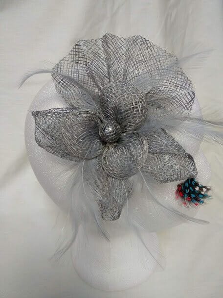 Tocado broche para ceremonia mujer combinado rafia y plumas gris - Imagen 3