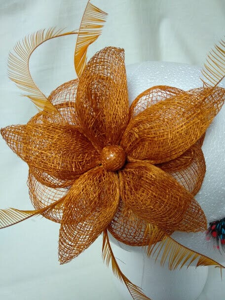 Tocado broche para ceremonia mujer combinado rafia y plumas marrón claro - Imagen 3