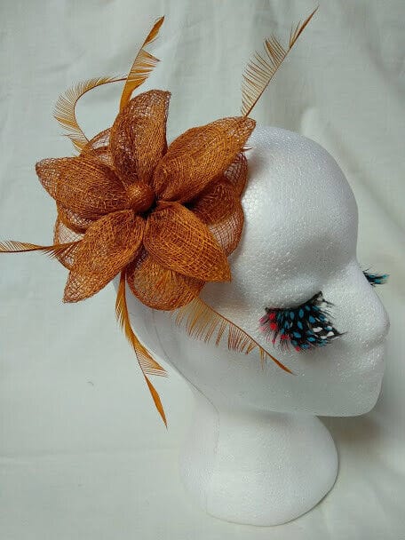 Tocado broche para ceremonia mujer combinado rafia y plumas marrón claro