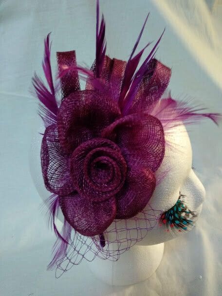 Tocado diadema para ceremonia mujer combinado rafia y plumas color morado - Imagen 3