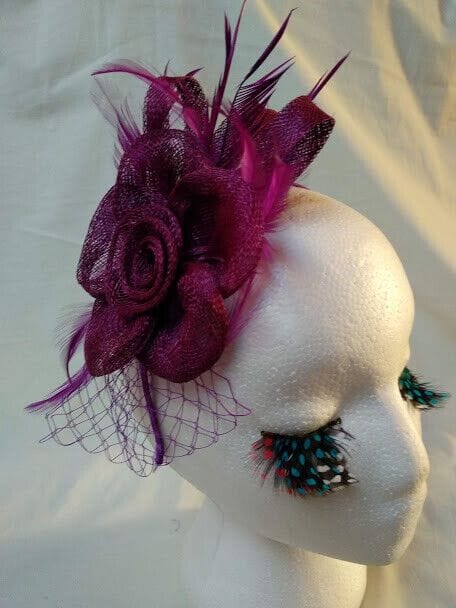 Tocado diadema para ceremonia mujer combinado rafia y plumas color morado