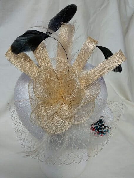 Tocado broche ceremonia mujer combinado rafia,redecilla y plumas color paja - Imagen 3