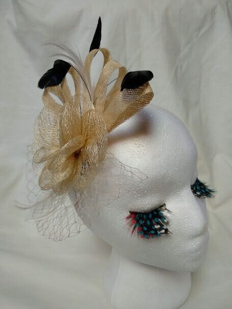 Tocado broche ceremonia mujer combinado rafia,redecilla y plumas color paja