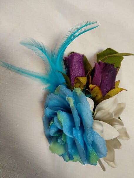 Tocado broche mujer combinado flores y plumas tonos azules y morados. - Imagen 4