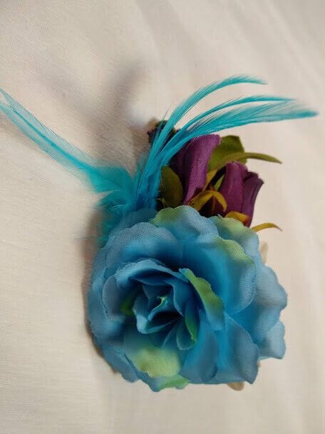 Tocado broche mujer combinado flores y plumas tonos azules y morados. - Imagen 5