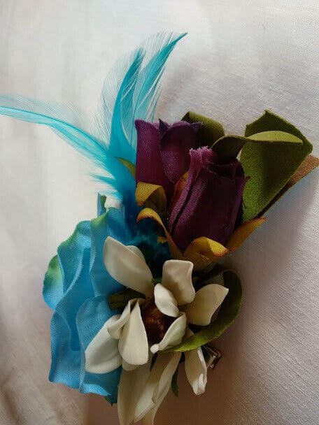 Tocado broche mujer combinado flores y plumas tonos azules y morados. - Imagen 6