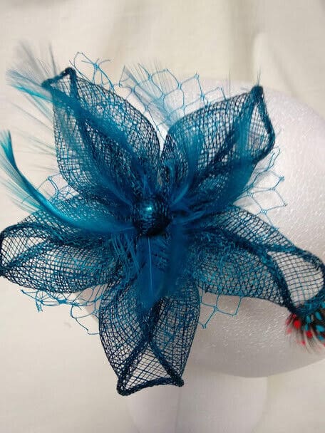 Tocado broche para ceremonia mujer combinado rafia y plumas color azulón - Imagen 3