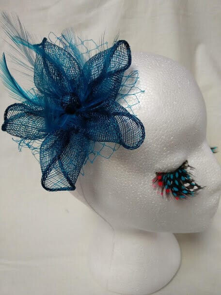 Tocado broche para ceremonia mujer combinado rafia y plumas color azulón