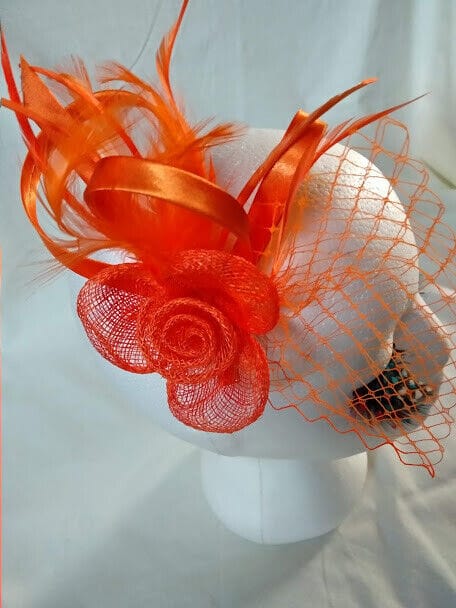 Tocado broche para ceremonia mujer combinado rafia y plumas color naranja - Imagen 3