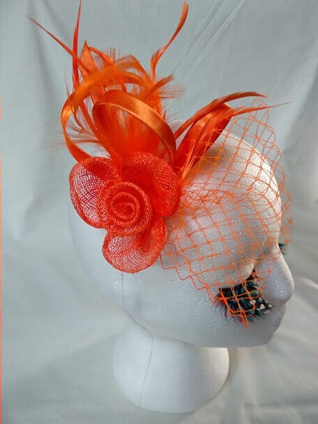 Tocado broche para ceremonia mujer combinado rafia y plumas color naranja
