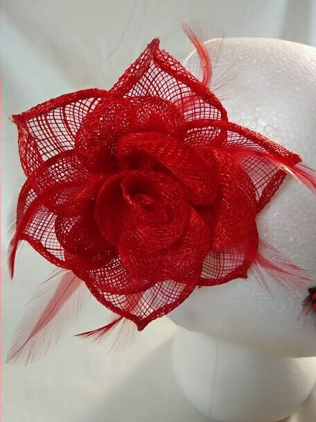 Tocado broche para ceremonia mujer combinado rafia y plumas color rojo - Imagen 3