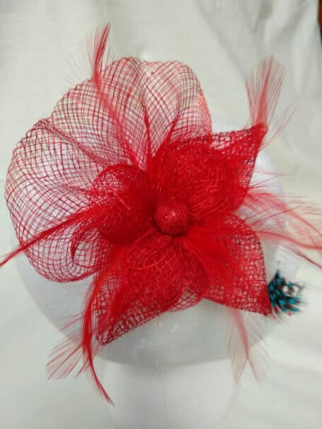 Tocado broche para ceremonia mujer combinado rafia y plumas color rojo - Imagen 3