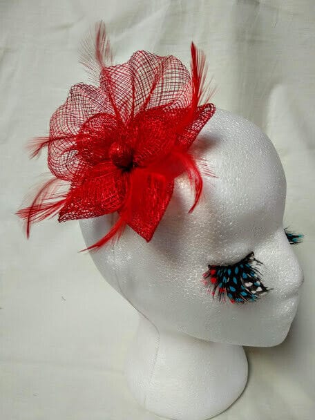 Tocado broche para ceremonia mujer combinado rafia y plumas color rojo