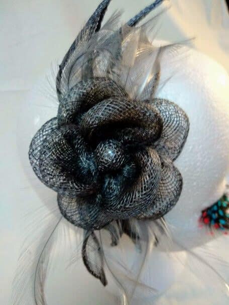 Tocado diadema para ceremonia mujer combinado rafia y plumas color gris - Imagen 3